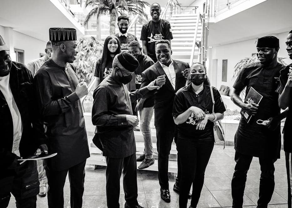 RazzPlugz's tweet photo. (Josh2funny); Ayo Ajewole (Woli Agba); Adebamiro Adeyanju (Mr. Hyenana), Adeoye Adeyemi Elesho (Yemi Elesho), among others paid a courtesy visit to the VP under the auspices of the Nigeria Skits Industry Awards being promoted by Bimbo Daramola.

#IkoyiBuildingCollapse #movies https://t.co/hzuftvra2p