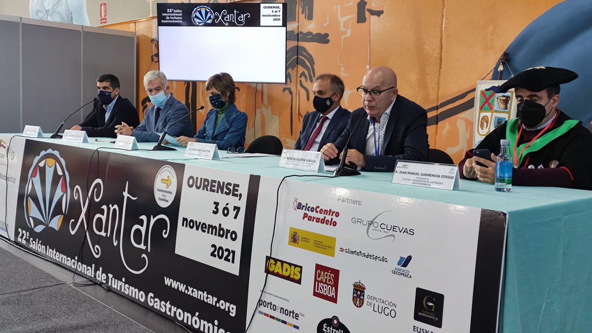 XANTAREXPO's tweet photo. Llegamos al acto central del día dedicado al turismo, a las Cofradías, al municipio de Vila Real, a la provincia de A Coruña y al turismo de Porto e Norte de Portugal 👏
#elreencuentro  #oreencontro #xantar2021 https://t.co/bDD2UfEAqy
