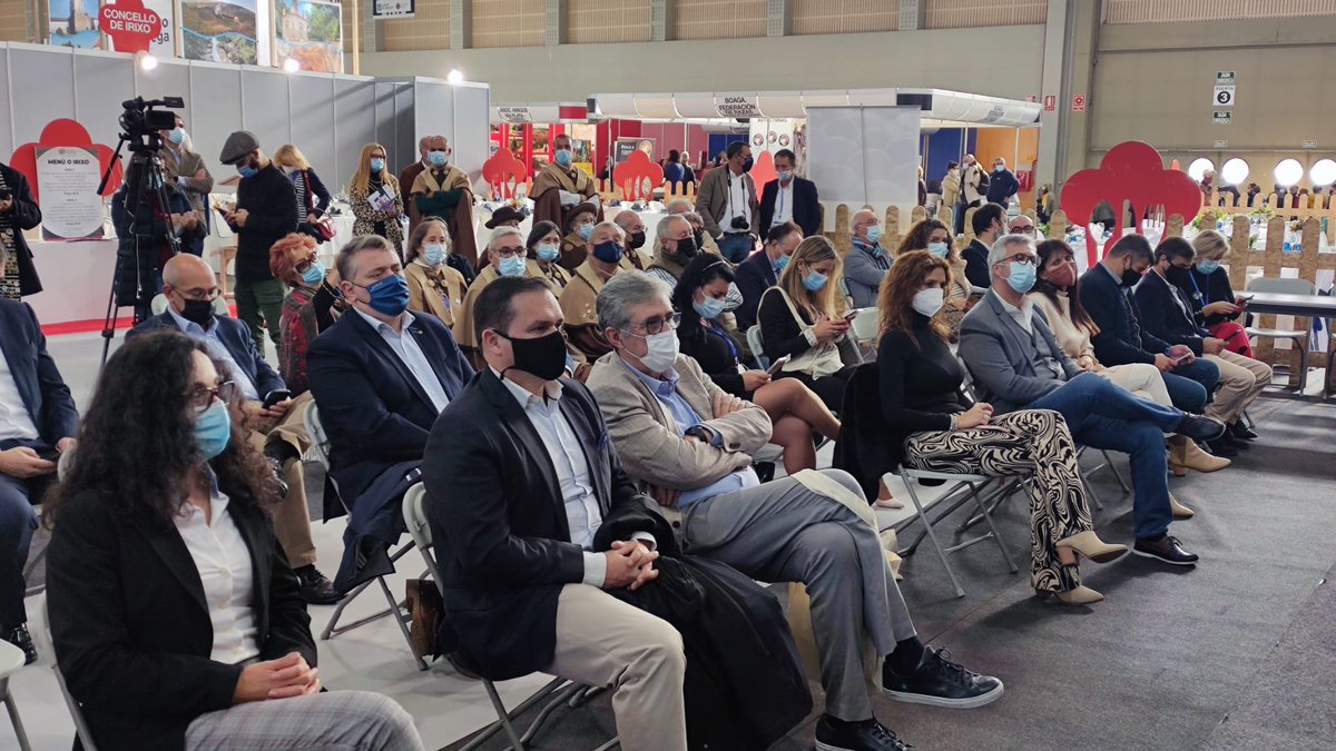 XANTAREXPO's tweet photo. Llegamos al acto central del día dedicado al turismo, a las Cofradías, al municipio de Vila Real, a la provincia de A Coruña y al turismo de Porto e Norte de Portugal 👏
#elreencuentro  #oreencontro #xantar2021 https://t.co/bDD2UfEAqy