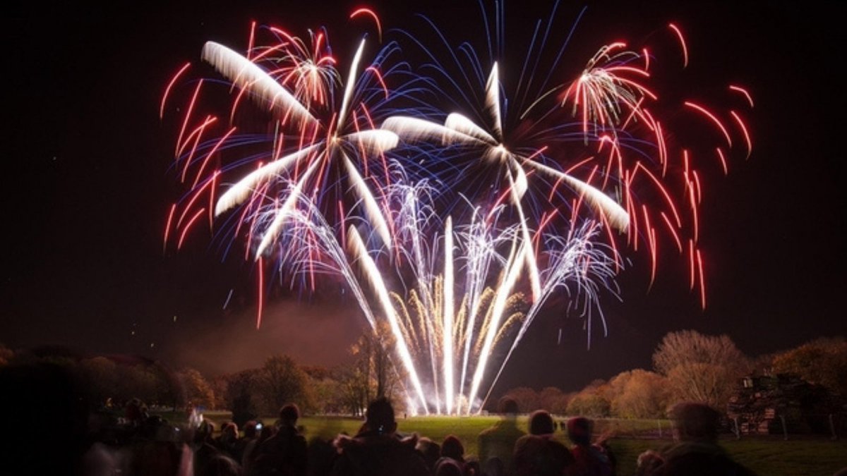 Any plans for this weekend? 🤔 Oxford Round Table's Charity Fireworks Display is back on 6th November at South Park 🎆 and is hosted by @JACKfmOxford 's very own Trev and Adam! 📻 Book your tickets now ➡ bit.ly/2ZR7he6
#ExperienceOx #eventsinoxford