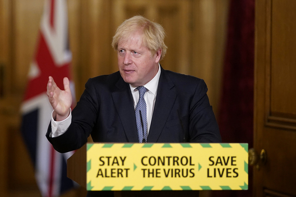 Pollitik_Lab's tweet photo. UK approves a #Covid_19 vaccine in pill form, while other European countries begin a new round of #lockdowns. Our @aditi1006 tracks PM @BorisJohnson's popularity thru each of UK's 3 lockdowns. 1/4👇 https://t.co/7rX41IgN07