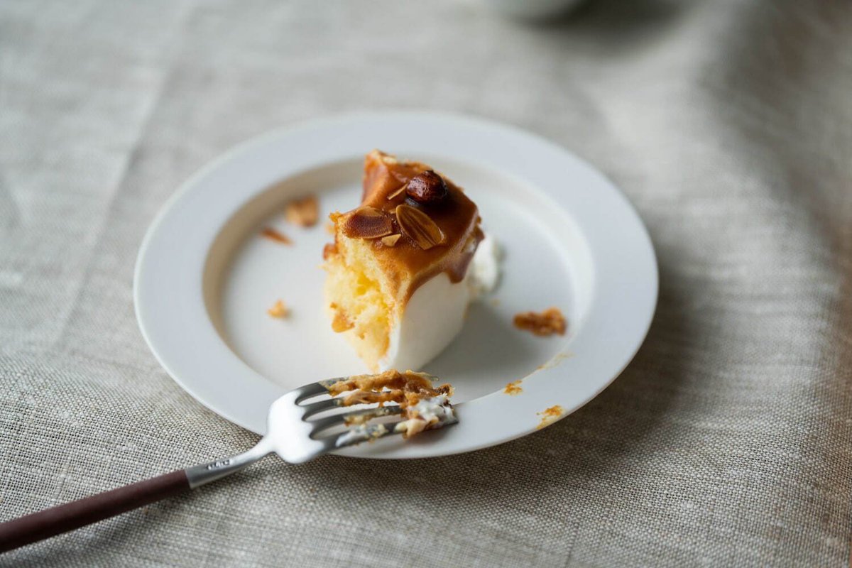 guilty_sweets's tweet photo. “素朴で心が安らぐ”をテーマにした、新シフォンケーキブランド「KINEEL KITCHEN」
さっぱりとした生クリームで包んだふわふわのスポンジと、とろっと垂れるソースのコンビネーションにおもわずうっとり…
少し小さめのサイズ感のため1人でも気軽に食べることが出来るのもポイント。

#スイーツテロ ☁️ https://t.co/MSgqO7dT9S