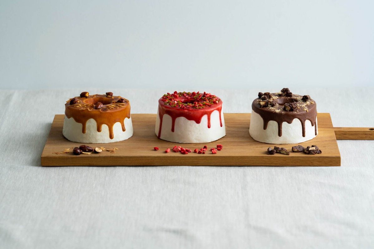 guilty_sweets's tweet photo. “素朴で心が安らぐ”をテーマにした、新シフォンケーキブランド「KINEEL KITCHEN」
さっぱりとした生クリームで包んだふわふわのスポンジと、とろっと垂れるソースのコンビネーションにおもわずうっとり…
少し小さめのサイズ感のため1人でも気軽に食べることが出来るのもポイント。

#スイーツテロ ☁️ https://t.co/MSgqO7dT9S