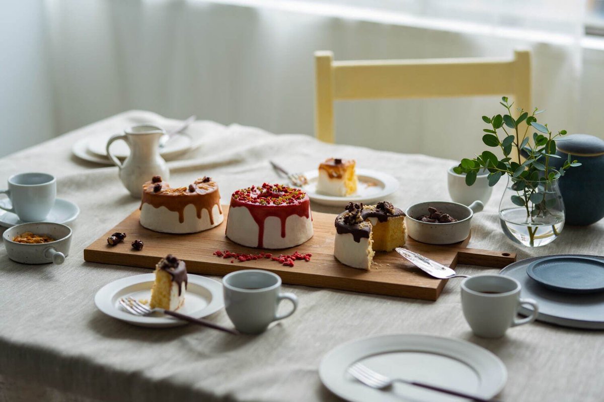 guilty_sweets's tweet photo. “素朴で心が安らぐ”をテーマにした、新シフォンケーキブランド「KINEEL KITCHEN」
さっぱりとした生クリームで包んだふわふわのスポンジと、とろっと垂れるソースのコンビネーションにおもわずうっとり…
少し小さめのサイズ感のため1人でも気軽に食べることが出来るのもポイント。

#スイーツテロ ☁️ https://t.co/MSgqO7dT9S