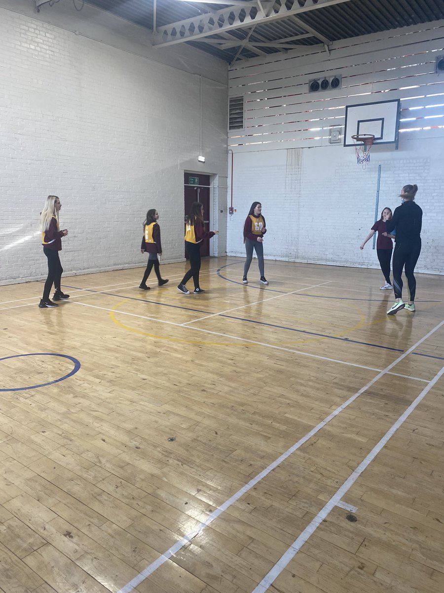 stmagsHWB's tweet photo. Half way through our Sirens for Success block with S1 and the girls are growing in confidence, self esteem and skill level. Great to see them enjoying themselves through netball π
#SirensforSuccess
@NLASC_FionaR @MargaretsHigh https://t.co/cxGUp68VaH