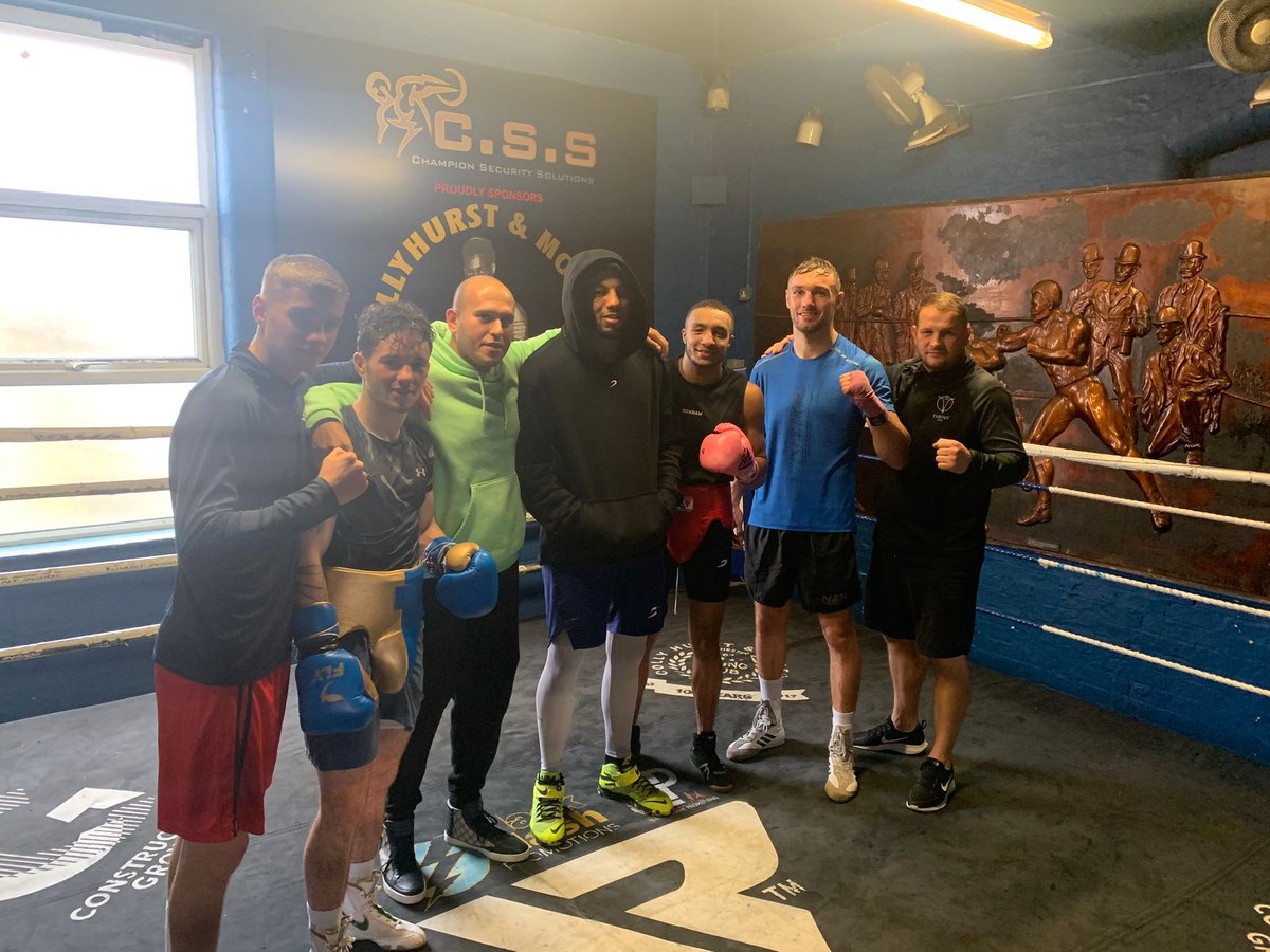 ORourkesgym's tweet photo. Always gauranteed top quality rounds at @CollyhurstABC 💪🏻📍

@RyanOR12345 
@jhc_boxing 
@JonnyRashman 
@LyndonArthur 
@Carouselboxing1 
@zelfaflash 

#manchestertrip #collyhurstandmostonboxingclub #manchestersparring #orourkesfighters #fightcamp https://t.co/KBofVhNMdA