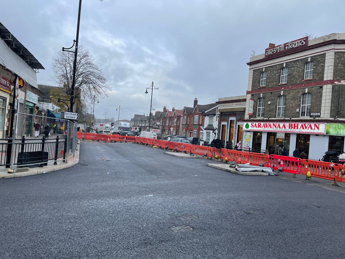 Pro_Tar's tweet photo. Phase 1 of a project in Southall for Dyer and Butler 
Plane to exsisting concrete lay Tarmac Ultilayer Sami, FCL Install P100 Geogrid and complete the surface with Tarmac Ultilayer S. 
Lining Complete by Third Generation Services 

#surfacingcontractor #surfacingcompany #tarmac https://t.co/JIBL59l7vP