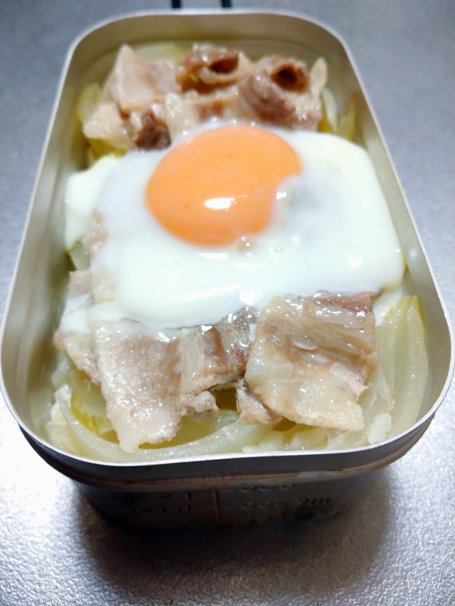 TTETKT's tweet photo. ネギだく豚丼できました。���りゃうまい。
#キャンプ飯 #メスティン #豚丼 #玉ねぎ豚バラのみ https://t.co/jftDsyewUb