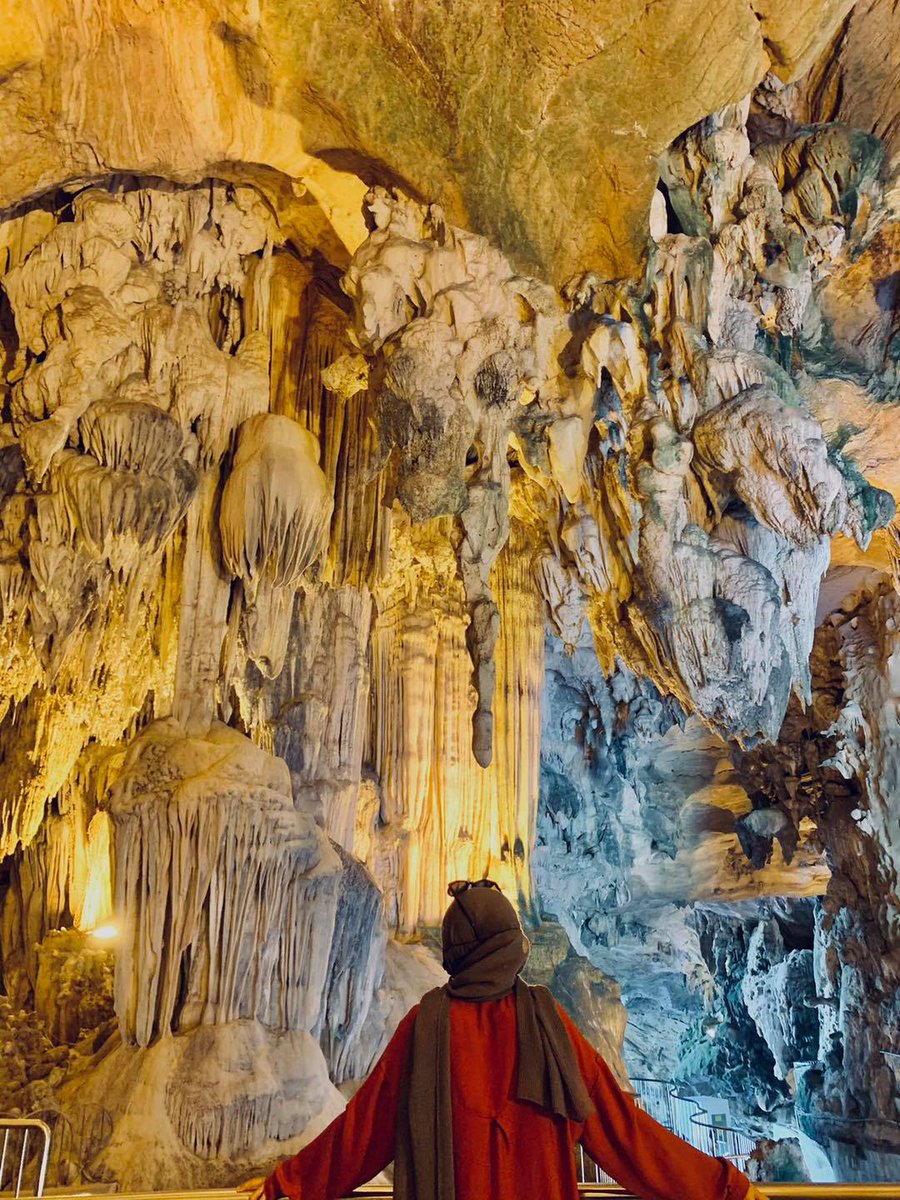 Any plans for the weekends? Let's take a paddleboat ride with your family and friends down the river around the cave at Kek Look Tong, Gunung Rapat to explore the scenery here!

📍 Gua Kek Look Tong, Ipoh, Perak