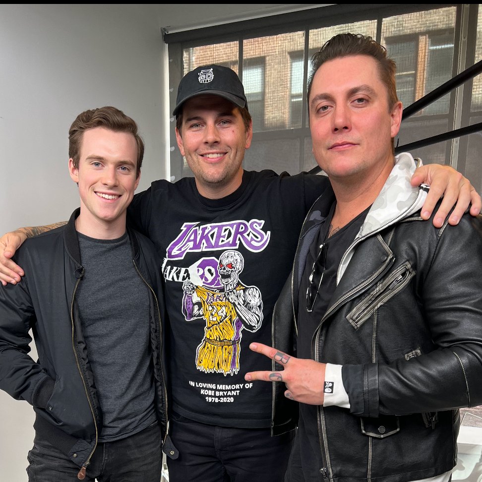 dhtoomey's tweet photo. ☠️🤘

w/ @shadows_eth @SynysterGates at #nftnyc 
@TheOfficialA7X https://t.co/aBEbfEGhjg