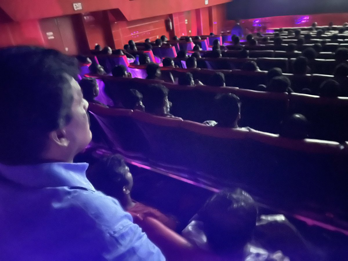 SholinghurRavi's tweet photo. தலைவரின் அண்ணாத்த திரைப்படத்தை வரவேற்க நமது மாவட்டம் முழுவதிலும் திரையரங்குகளில் சிறப்பான ஏற்பாடுகள் செய்த நிர்வாகிகள் மற்றும் ரசிகர்களுக்கு எனது மனமார்ந்த நன்றிகள்.🙏🌟✨

#Thalaivar @rajinikanth | #SuperHitAnnaatthe | #AnnaattheDeepavali | https://t.co/LTvRIOofOD