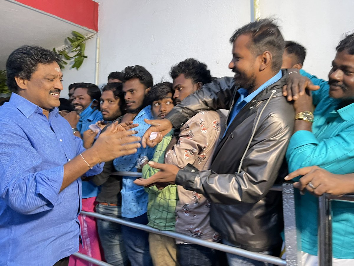 SholinghurRavi's tweet photo. தலைவரின் அண்ணாத்த திரைப்படத்தை வரவேற்க நமது மாவட்டம் முழுவதிலும் திரையரங்குகளில் சிறப்பான ஏற்பாடுகள் செய்த நிர்வாகிகள் மற்றும் ரசிகர்களுக்கு எனது மனமார்ந்த நன்றிகள்.🙏🌟✨

#Thalaivar @rajinikanth | #SuperHitAnnaatthe | #AnnaattheDeepavali | https://t.co/LTvRIOofOD