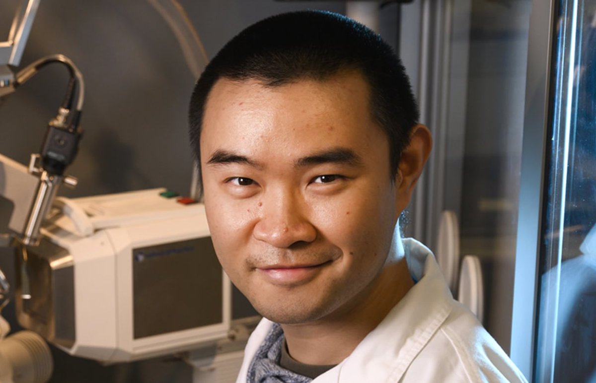 QUTmaterials's tweet photo. We celebrate @QUTmaterials researcher Dr Tony Wang's recent promotion! Tony leads the infrastructure development of X-ray diffractometers within QUT's #CARF and helps many of our researchers analyze a wide range of materials using XRD. #QUTScience #Xray #diffractometer https://t.co/KNchNTIjJk