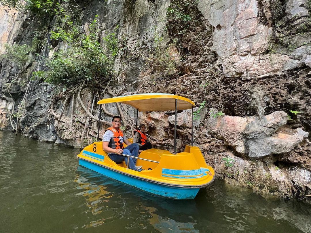 TourismMalaysia's tweet photo. Any plans for the weekends? Let's take a paddleboat ride with your family and friends down the river around the cave at Kek Look Tong, Gunung Rapat to explore the scenery here!

📍 Gua Kek Look Tong, Ipoh, Perak https://t.co/kAKI6WtDqW