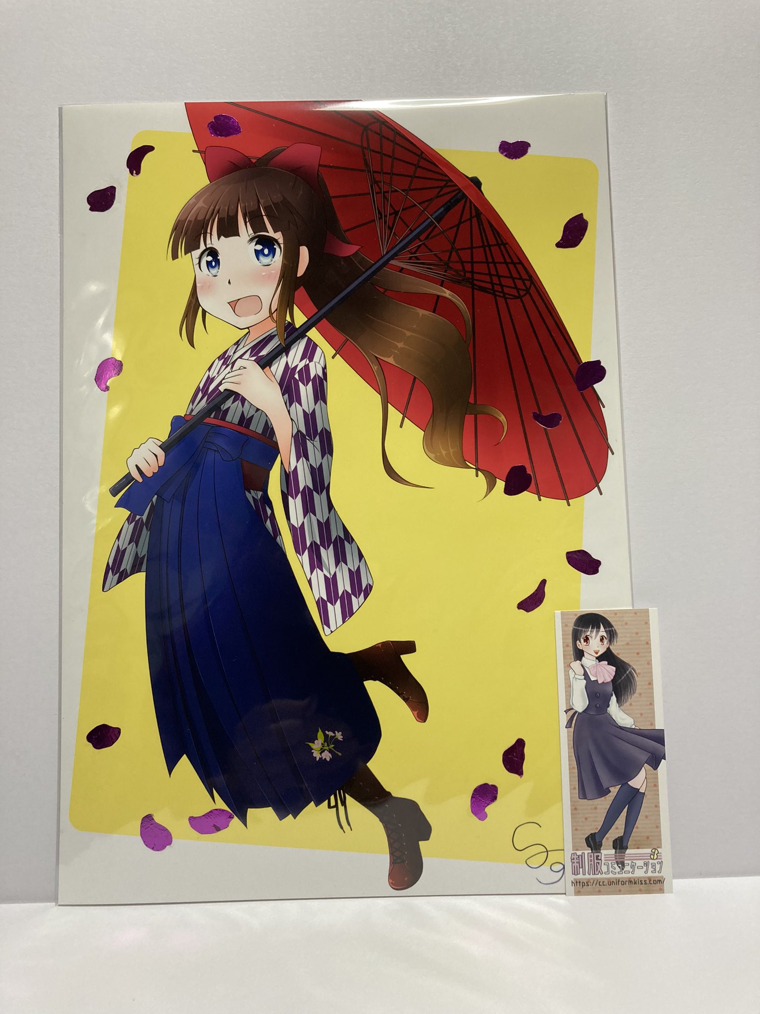 Twitter 上的 ぼんちゃん 清水ゅ先生 Shimizyu の展示イラストです レトロな制服と言えば袴と先生もおっしゃってる通りの袴姿の女の子 がとてもかわいいですね 今も制服のない小学生と大学生は卒業式に袴を着るので袴 制服で間違いないと私は思っています 制服