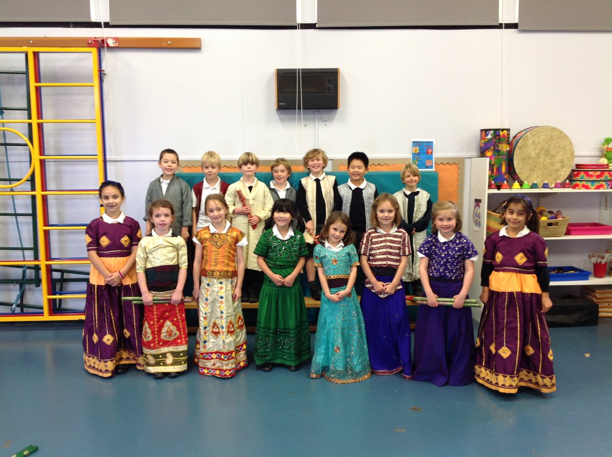 kesbathpreprep's tweet photo. Thank to our friends, Mita and Gadher, who came to school yesterday to immerse the children in the customs of #Diwali
#KESBathExplore #KESBathLearning https://t.co/4WxpUmRgQd
