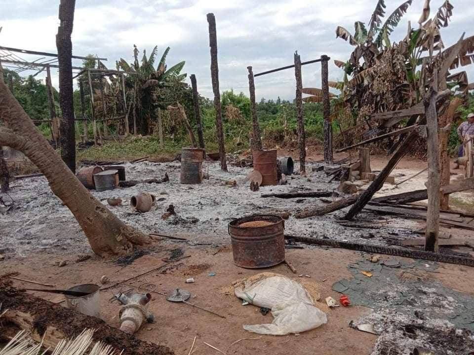 Junta troops arrested Ko Aung Aung, 39,as forced guide in MoeTarLay village, #Sagaing’s #Kathar town, then EXECUTED him at 1pm on Nov3 and buried his body. The deceased’s wife discovered his body bearing GSW to forehead. Troops also TORCHED his two tents.
#WhatsHappeningInMyanmar