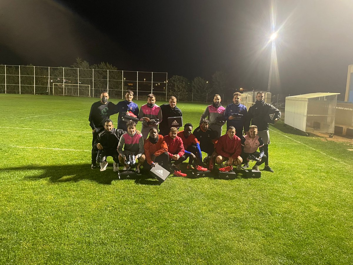 CRCF_oficial's tweet photo. 🥳 Ayer en el entrenamiento del primer equipo nos vino a visitar un buen amigo del club como es @piojojht.

🎁 En representación de @afefutbol entregó botas y guantes a nuestros jugadores.

¡Muchas gracias!

#NuestroMejorFichajeEresTú https://t.co/9e6UowUzgd