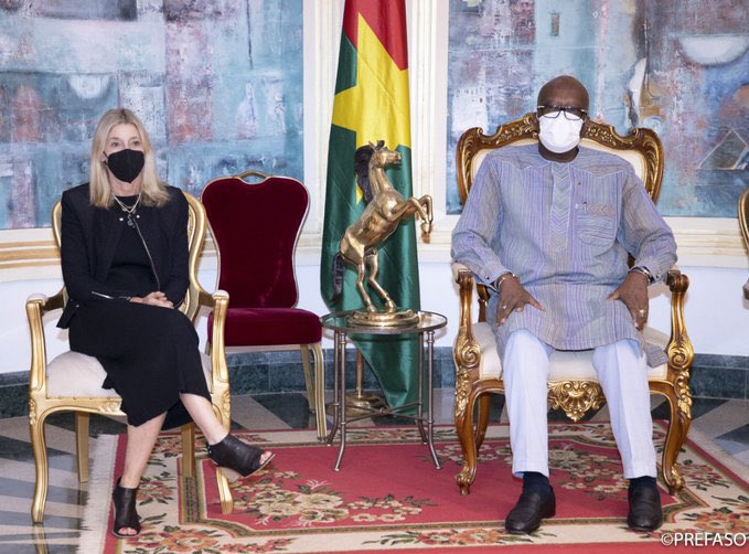 emmanutapsoba's tweet photo. Le Président @rochkaborepf a reçu ce jeudi matin 4 novembre 2021 au Palais de Kosyam, la présidente de la fondation Big Win Philantrophy, Mme #JamieCooper. Au menu des échanges le financement de programmes destinés à la jeunesse.
#BurkinaFaso #lwili https://t.co/muJXBAe2J4
