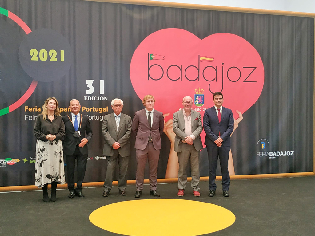 ccdralentejo's tweet photo. A CCDR Alentejo está presente na 31.ª Edição da @fehispor 
4 a 7 de novembro, nas instalações da @feriabadajoz 

A inauguração da FEHISPOR contou com a presença do Presidente da CCDR Alentejo, António Ceia da Silva https://t.co/HTl9DzPohd