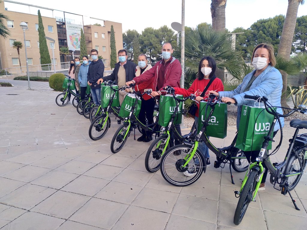 ujaen's tweet photo. 🎙️El Vicerrector de Estrategia y Gestión del Cambio de la @ujaen, Juan Manuel Rosas asiste al acto de entrega en préstamo de 15 bicicletas eléctricas🚲 durante el primer trimestre del programa 'Tu Bici en la UJA', en el que participa la comunidad universitaria #UJAResponsable https://t.co/x8ygTmTeCy