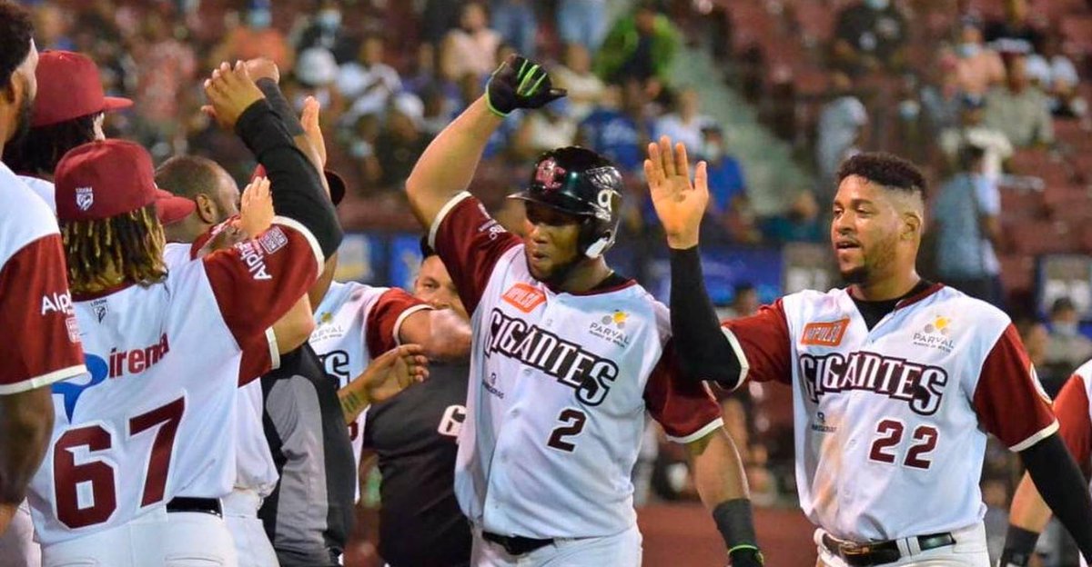 DiarioLibre's tweet photo. ⚾|#DeportesDL | Los Gigantes aplican artillería pesada para aplastar al Licey

Detalles aquí 🔗https://t.co/MAAnupYiWd

#DiarioLibre #ActualidadDL #PelotaInvernal https://t.co/k1xshj74g8