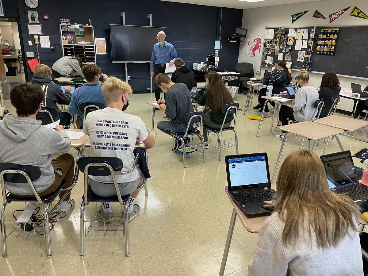 cbrownmwcsd's tweet photo. Happy Throwback Thursday! This throwback is from yesterday when I forgot to tweet the LEGEND, Mr.Seeling, doing what he has been doing since 1971; showing up to work and helping students. Enjoy the day! https://t.co/yUH9VZvaI1