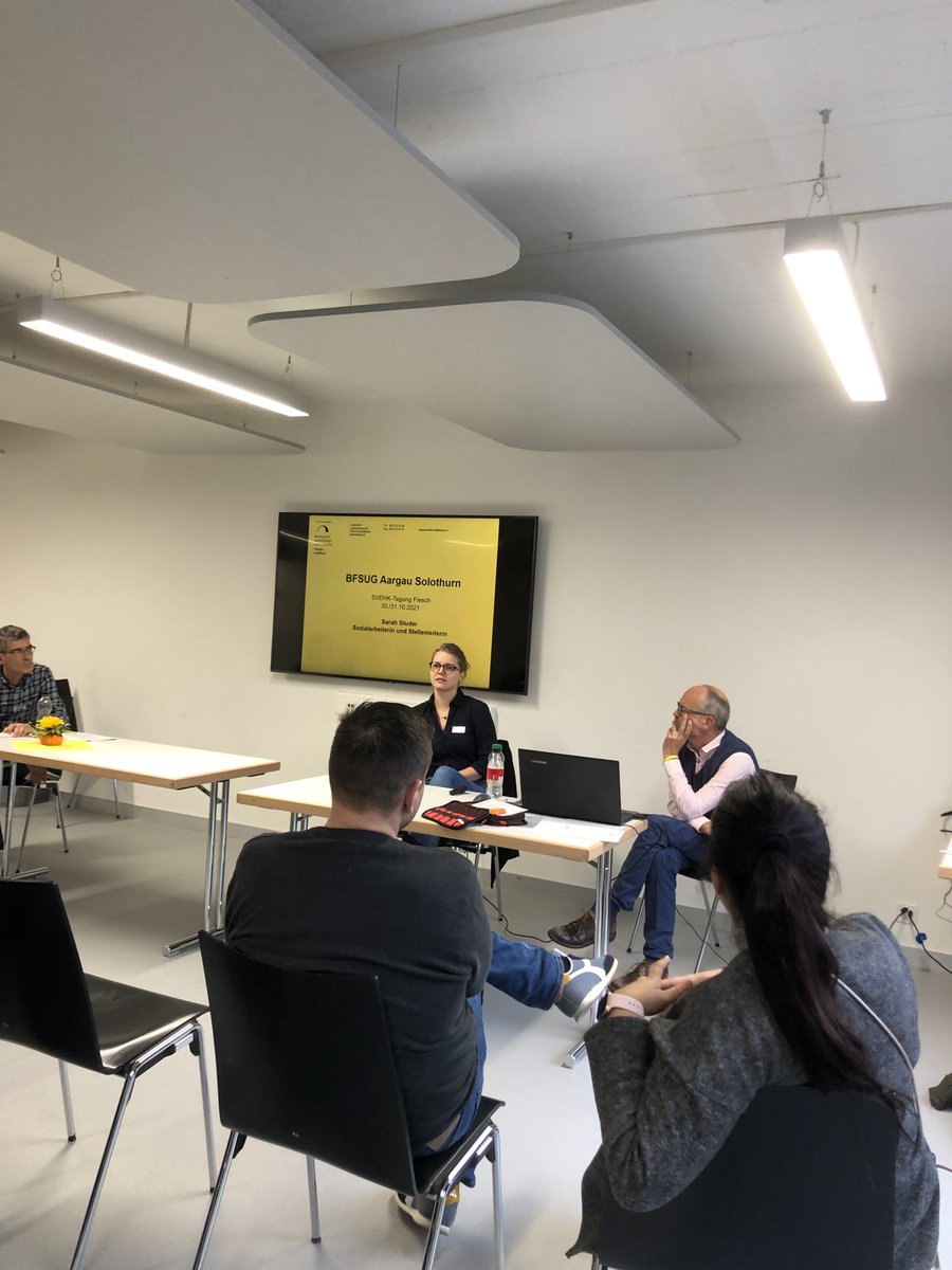 bfsug_agso's tweet photo. An der SVEHK-Tagung stellt Stellenleiterin, Sarah Studer, unsere Beratung vor &amp; erzählt vom Nachteilsausgleich. Mit dabei: Daniel Schilliger von @Procap_ 

Danke für die Teilnahme an dieser wichtigen Tagung!

SVEHK = Schweizerische Vereinigung der Eltern hörgeschädigter Kinder https://t.co/AxmdnPb5d1
