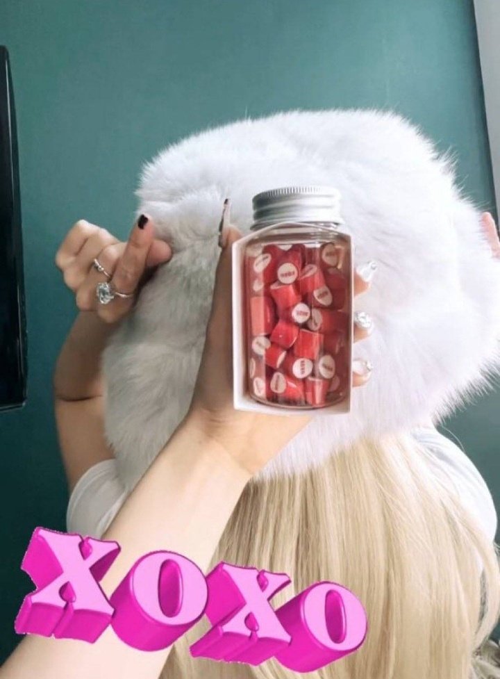 BPInfobrazil's tweet photo. • INFO|-Jisoo enviou doces para apoiar o lançamento do primeiro álbum de Somi "XOXO". 💖

@BLACKPINK #JISOO https://t.co/DNyc5DppIr