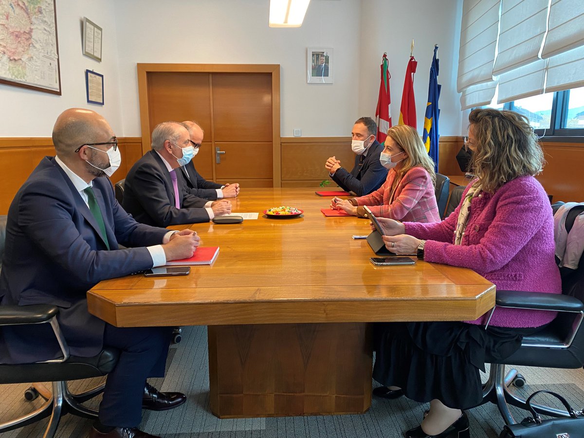 iarriolal's tweet photo. Hoy hemos celebrado en @Gob_eus en Vitoria-Gasteiz una fructífera reunión con la ministra @raquelsjimenez  para avanzar en la llegada de la alta velocidad a Euskadi, una infraestructura estratégica y de enorme calado social y económico. 
1/3 https://t.co/zZZE6Z87zv