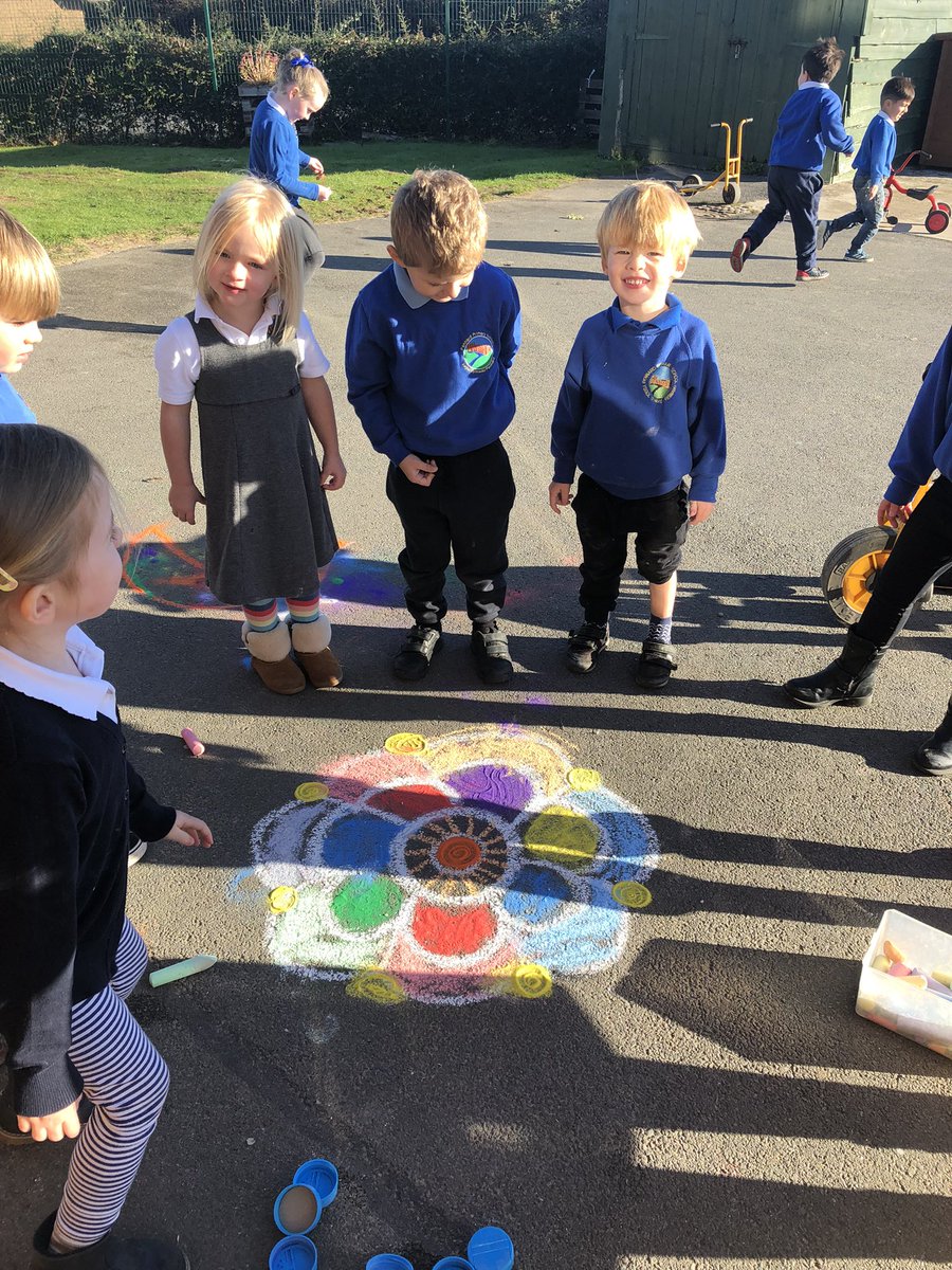 Pennardprimary's tweet photo. We have had a lovely day celebrating Divali in Bae Un today #PennHum https://t.co/EGmzPdXEvc