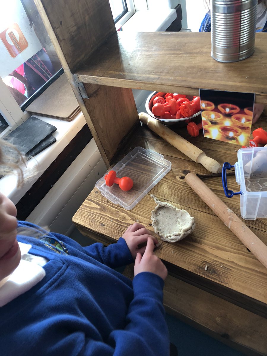 Pennardprimary's tweet photo. We have had a lovely day celebrating Divali in Bae Un today #PennHum https://t.co/EGmzPdXEvc