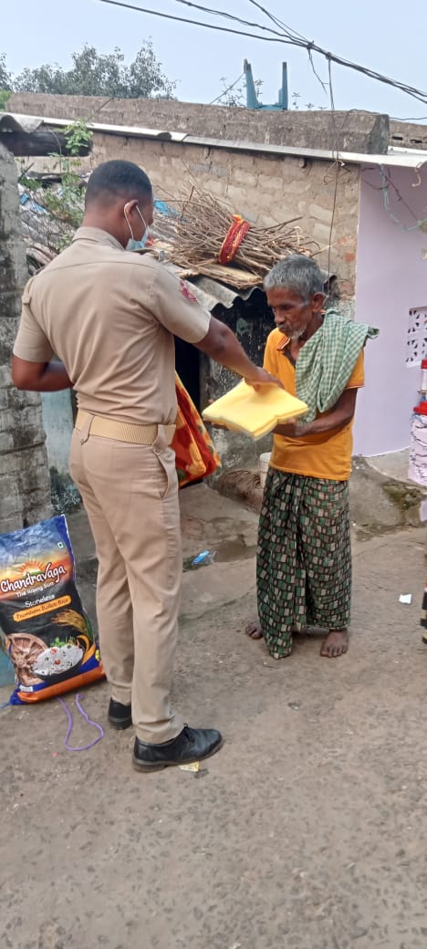 bastikuchala's tweet photo. Our Effort in a Small Way to Provide You Some Warmth this Winter!

Our Basti Mitras donated blankets to several people at Patharabandha Basti under Saheed Nagar PS to help them beat the bitter cold &amp; stay warm this winter season. #BastiKuChala

@cpbbsrctc @dcpbbsr @odisha_mining https://t.co/uhhAIA0ZK3