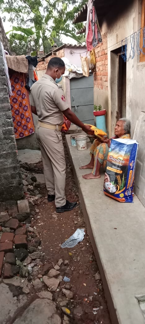 bastikuchala's tweet photo. Our Effort in a Small Way to Provide You Some Warmth this Winter!

Our Basti Mitras donated blankets to several people at Patharabandha Basti under Saheed Nagar PS to help them beat the bitter cold &amp; stay warm this winter season. #BastiKuChala

@cpbbsrctc @dcpbbsr @odisha_mining https://t.co/uhhAIA0ZK3