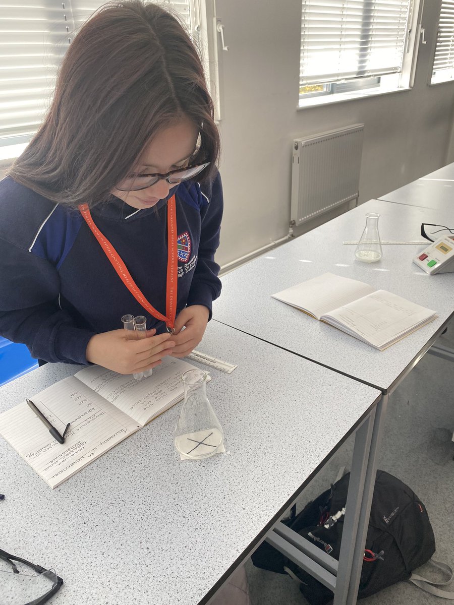 DeaneryScience's tweet image. More Year 11 students completing the ‘disappearing cross’ practical 🤩 @deaneryhigh