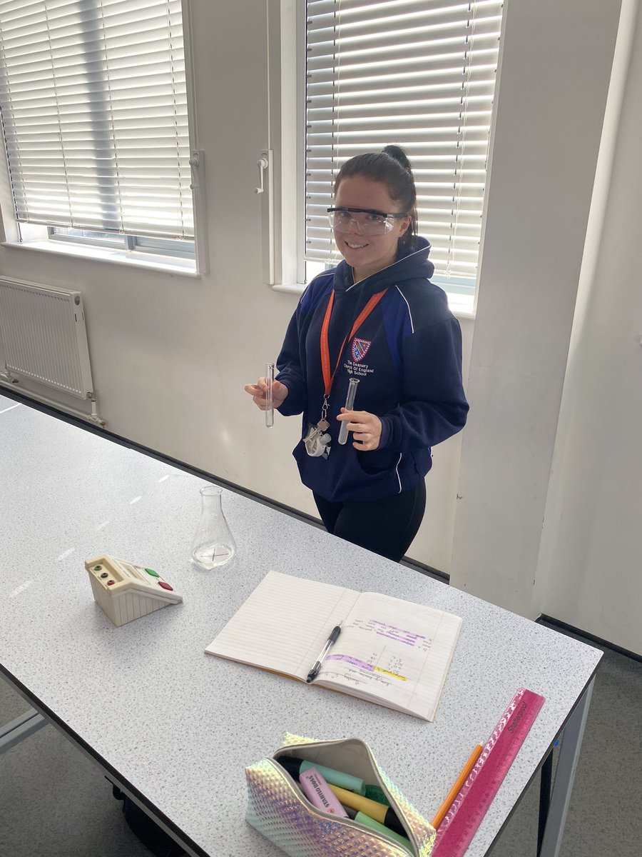 DeaneryScience's tweet image. More Year 11 students completing the ‘disappearing cross’ practical 🤩 @deaneryhigh