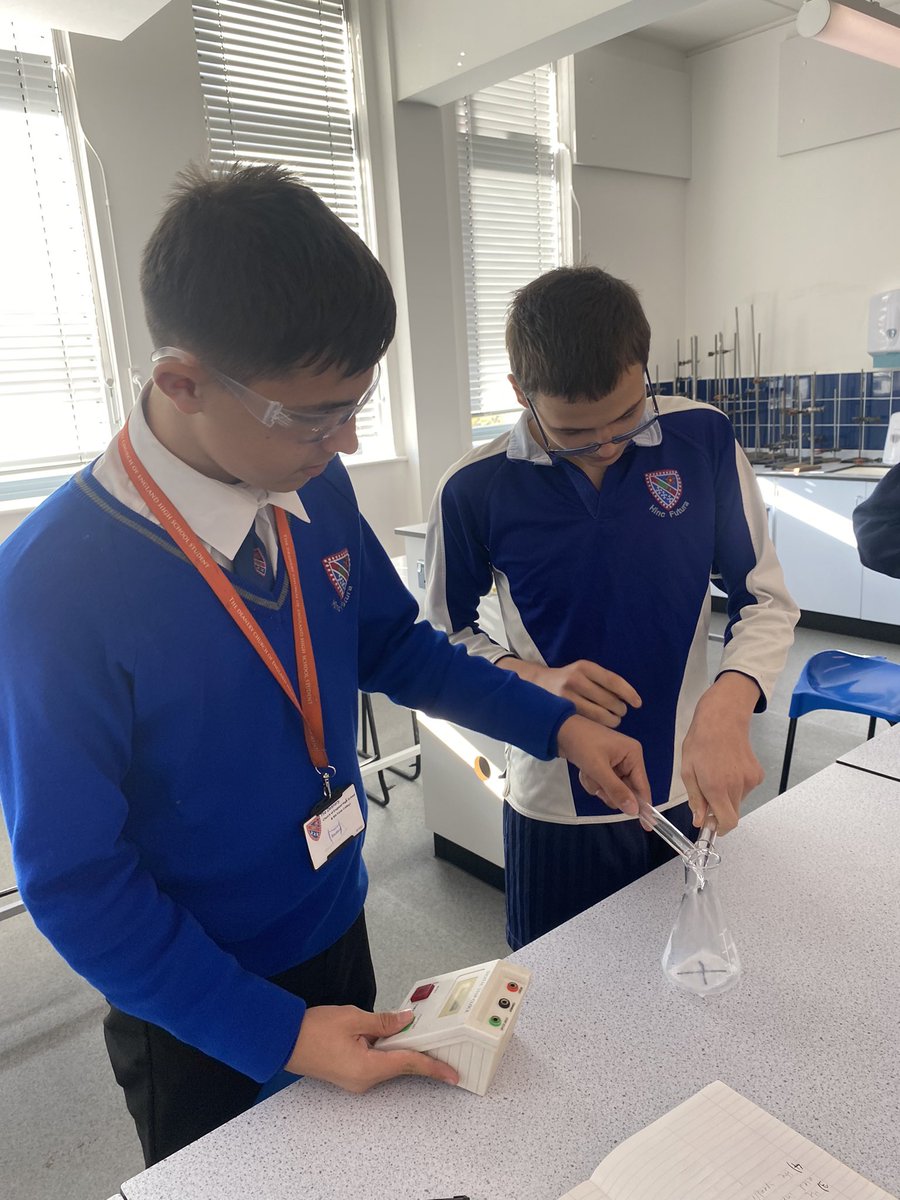 DeaneryScience's tweet image. More Year 11 students completing the ‘disappearing cross’ practical 🤩 @deaneryhigh