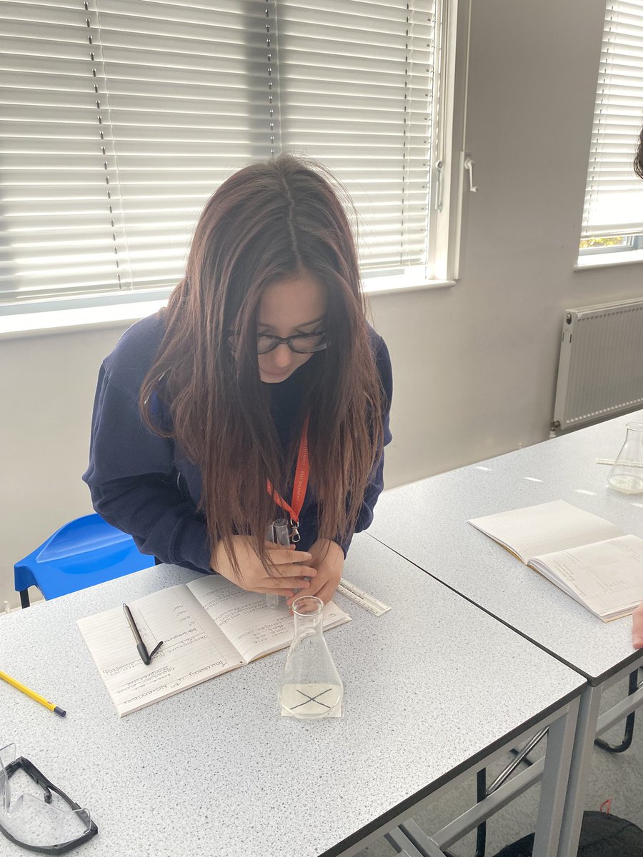 DeaneryScience's tweet image. More Year 11 students completing the ‘disappearing cross’ practical 🤩 @deaneryhigh