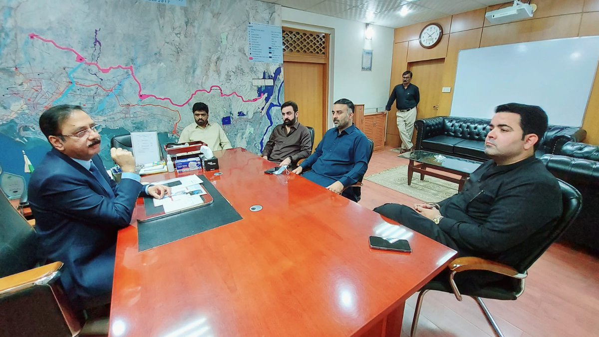 PTI_KHI's tweet photo. پاکستان تحریک انصاف کے اراکین قومی اسمبلی فہیم خان اور رکن سندھ اسمبلی راجہ اظہر کی ایم ڈی واٹر بورڈ سے ملاقات

ملاقات میں حلقہ این اے 241میں پانی کی قلت ومسائل پر اہم گفتگو

حلقہ این اے 241 میں غیر قانونی پانی کے کنیکشن کی متعدد بار نشاندہی کی گئی ہے
@MNAFaheemKhan
@MPARajaAzher https://t.co/9WrFYCx1mD