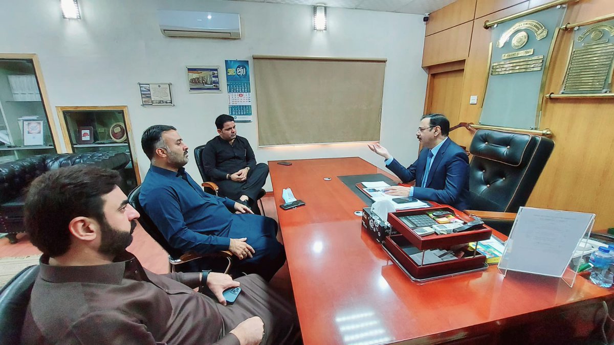 PTI_KHI's tweet photo. پاکستان تحریک انصاف کے اراکین قومی اسمبلی فہیم خان اور رکن سندھ اسمبلی راجہ اظہر کی ایم ڈی واٹر بورڈ سے ملاقات

ملاقات میں حلقہ این اے 241میں پانی کی قلت ومسائل پر اہم گفتگو

حلقہ این اے 241 میں غیر قانونی پانی کے کنیکشن کی متعدد بار نشاندہی کی گئی ہے
@MNAFaheemKhan
@MPARajaAzher https://t.co/9WrFYCx1mD
