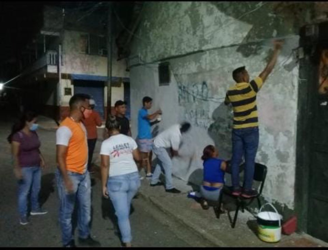 alcaldiadeortiz's tweet photo. #YaEmpezamos // labores de embellecimiento y ornato de la plaza Bolívar del municipio Ortiz. Recibamos la navidad con alegria, magia y colorido @josemvasquez @DiGasGuarico @SomosGuarico @laantenaoficial @El_Nacional2 https://t.co/adc8hEPKPc