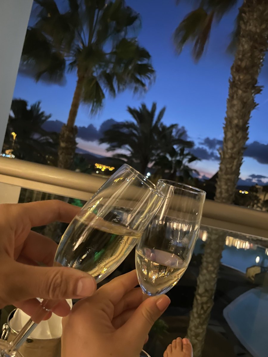 Vi er på ferie☀️🥂 er der noget, vi er gået glip af? 😉😅