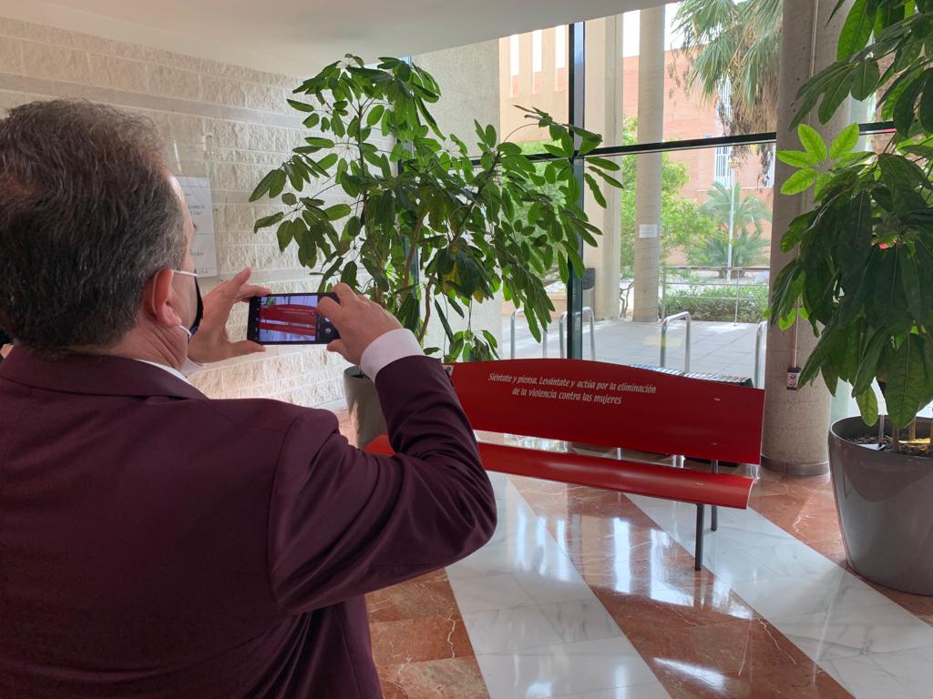 ualestudiantes's tweet photo. ¡Búscalos por el campus y hazte una foto en ellos! 📸
Si nos etiquetas a @UAL_estudiantes, @UALigualdad y @ualmeria junto al hashtag #BancosRojosUAL podrás entrar en el sorteo de un kit de #IgUALdad que pronto anunciaremos.
#soyUAL #UALEstudiantes #UALStudents #25N https://t.co/D8RfuJQEDB