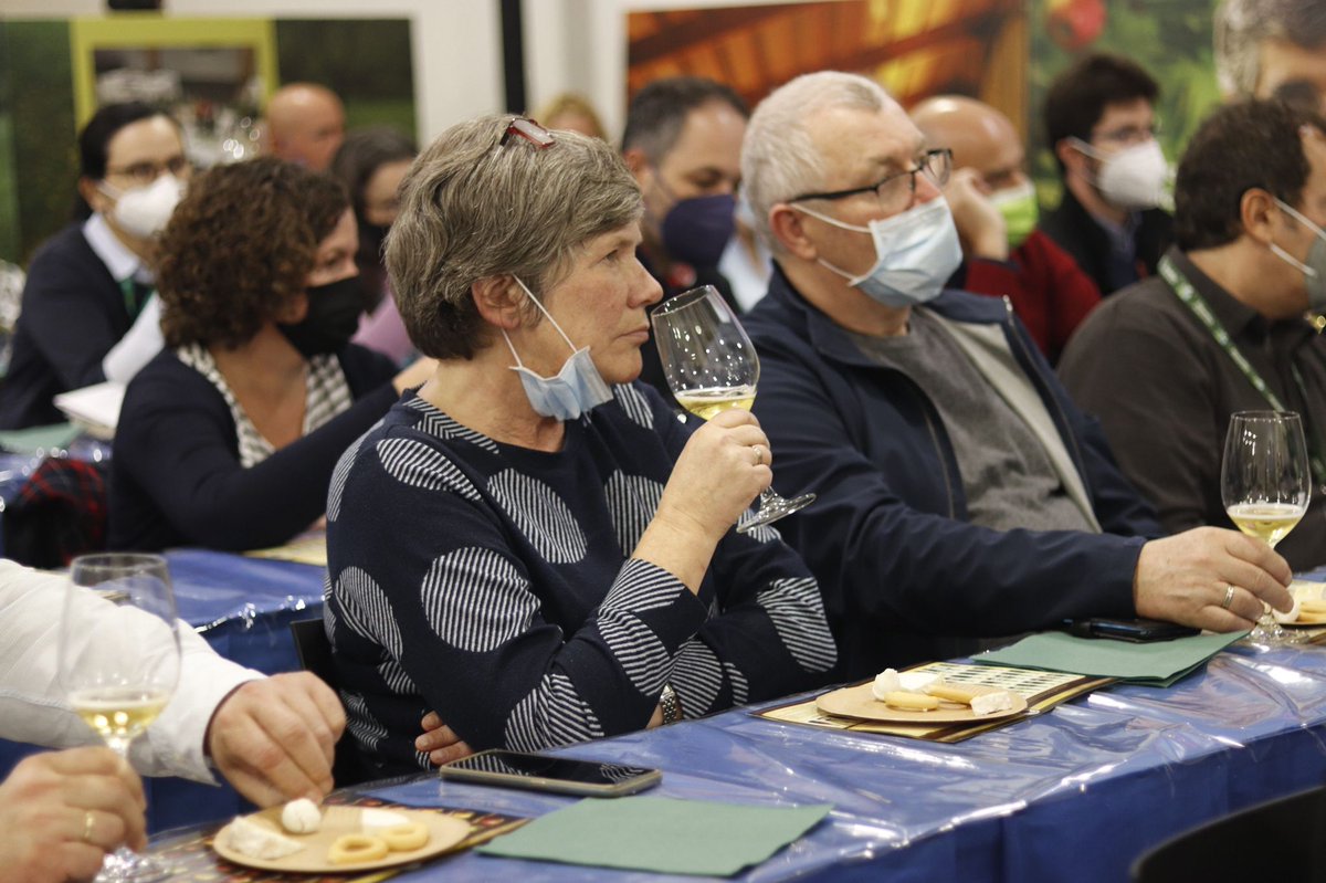 cheesefest2021's tweet photo. Maridaje en el #CiderLab, esta vez con sidra espumosa DOP, Sidra de Asturias FM con quesos de @ReySilo, Biscato-Galicia, ganador de los últimos premios Talento del Queso. 

@SidraDasturias 
@InstitutoQueso 

#internationalcheesefestival #ICF2021 https://t.co/mB7wWaLmDZ