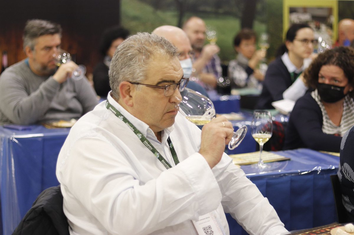 cheesefest2021's tweet photo. Maridaje en el #CiderLab, esta vez con sidra espumosa DOP, Sidra de Asturias FM con quesos de @ReySilo, Biscato-Galicia, ganador de los últimos premios Talento del Queso. 

@SidraDasturias 
@InstitutoQueso 

#internationalcheesefestival #ICF2021 https://t.co/mB7wWaLmDZ