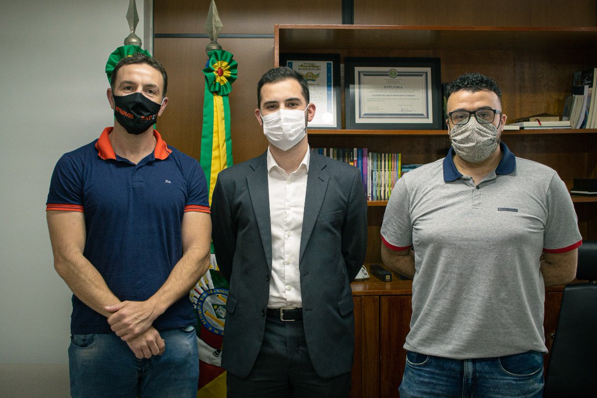 SindetDo's tweet photo. Ontem, 3/11 nossos diretores @NalvesGuigo E @guterresw estiveram com o @GiuseppeRiesgo para falar sobre o @DetranRSoficial. Agradecemos ao Deputado pela boa conversa e oportunidade de esclarecer acerca de temas controversos na Autarquia, tais como taxas, exames e credenciamento. https://t.co/SdzGCdm90x
