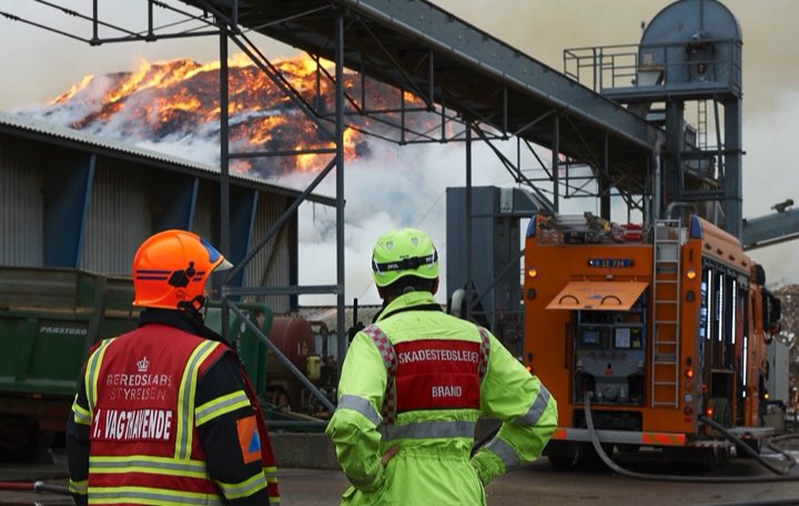 Efter en intens indsats ved branden i Pindstrup er @brsdk’s mandskab ved at pakke ned. Støtten til <a href="/bsik_beredskab/">Beredskab&Sikkerhed</a> varede i godt 9 dage, og @brsdk havde i perioden op til 112 brandfolk indsat pr døgn. Tak til alle for godt samarbejde.