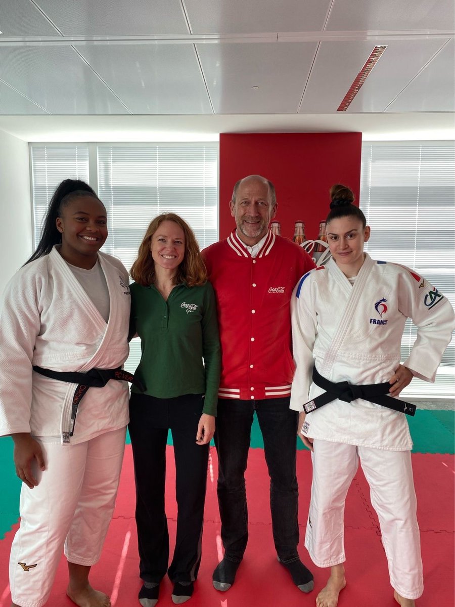 cocacolafr's tweet photo. La semaine dernière, à l'occasion d'un événement interne célébrant le J-1000 avant le début des JO de #Paris2024, les collaborateurs de Coca-Cola en France ont accueilli la talentueuse judokate @romane_dicko !

Un moment unique et d'échange autour des valeurs du sport 😍 https://t.co/imWGNS92MX