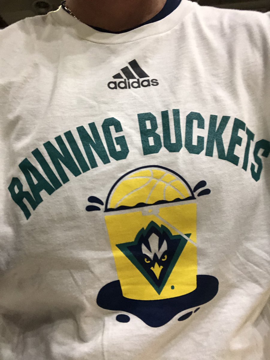 KBarefoot10's tweet photo. My Team @UNCWwomenshoops #RainingBuckets ๐ฆ๐ https://t.co/21F4LH9gy9
