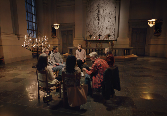 svenskakyrkan's tweet photo. I kyrkan finns plats för din sorg. Ibland kan det handla om att tända ett ljus och sitta en stund i stillhet. Många gånger kan det kännas värdefullt att dela sorgen med någon som lyssnar och förstår. #svenskakyrkan #sorg #levavidare 
https://t.co/nZTVhCCiA5 https://t.co/nqhULJqOqq